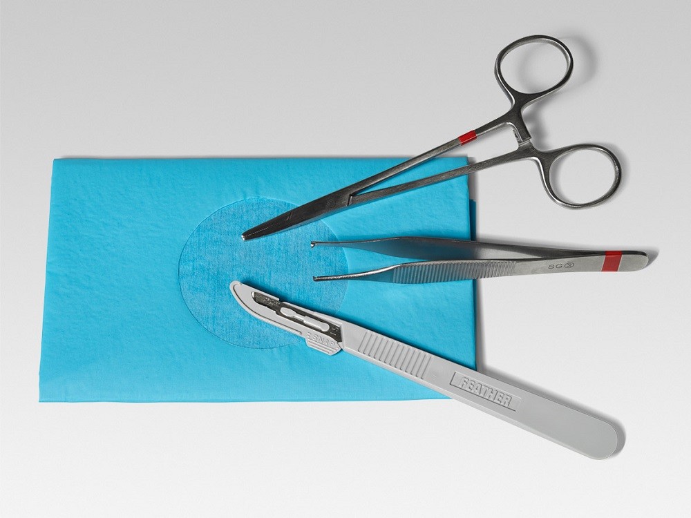 Dermatologie Set mit Nadelhalter, Pinzette, Skalpell, Abdecktuch und Lochtuch Dermatologie Set mit Nadelhalter, Pinzette, Skalpell, Abdecktuch und Lochtuch